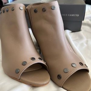 Vince Camuto Shooties